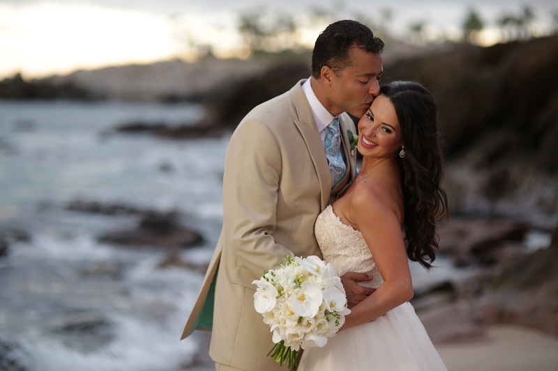 wedding photos on the beach mexico white bouquet chris plus lynn