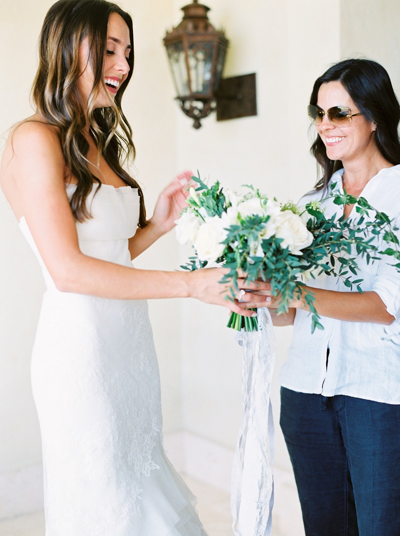 elena-damy-hands-bride-her-bridal-bouquet-vera-wang-gown-cabo-weddings-wedding-designers-los-cabos