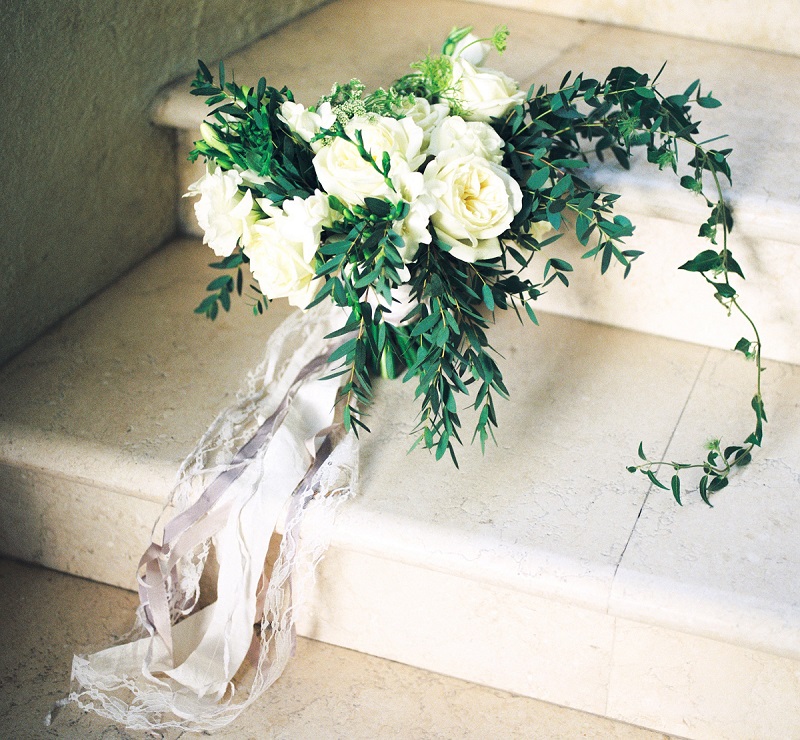 organic-wedding-bouquet-free-form-loose-white-bridal-bouquet-by-elena-damy-floral-designer-los-cabos-mexico