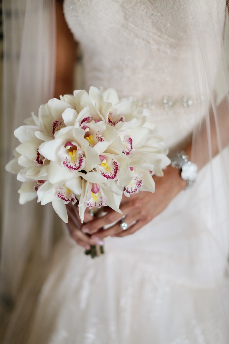 white-cymbidum-orchid-bouquet-for-weddings-tropical-wedding-flowers-elena-damy-mexico-destination-weddings